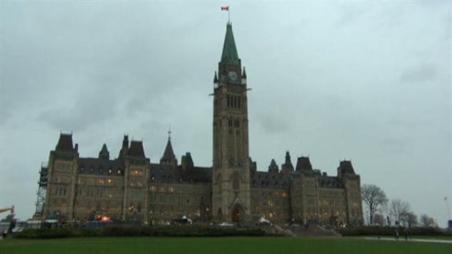 A new survey suggests Canadians' satisfactions with politicians is trending up. 