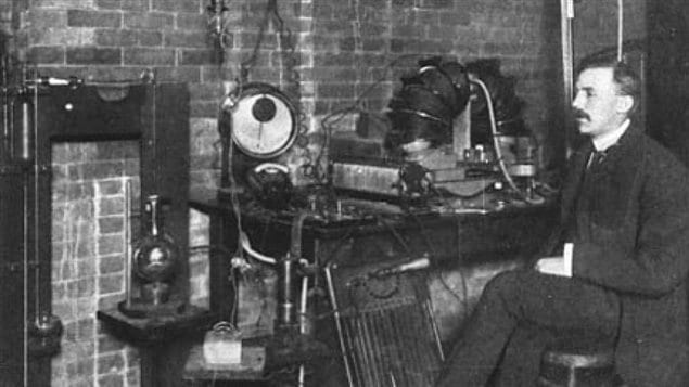 À Montréal, à l’Université McGill, le physicien Ernest Rutherford a réalisé ses principales découvertes et il a jeté les bases de la physique nucléaire ce qui lui a valu le prix Nobel en 1908. 34 ans plus tard, dans un laboratoire secret de l’Université de Montréal, des physiciens britanniques, français et canadiens ont commencé à mettre au point un premier réacteur nucléaire à l’aide d’uranium naturel et d’eau lourde dans le cadre du projet Manhattan piloté par les Américains.