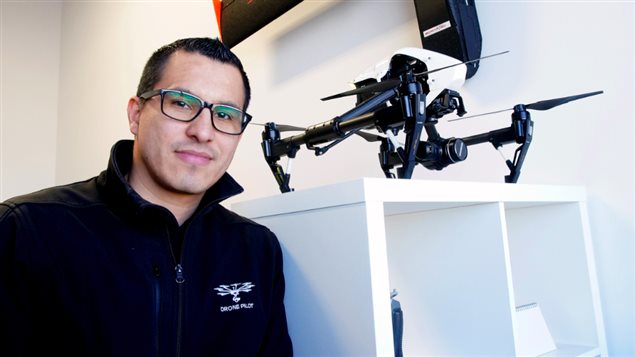 Christian García avec l’un de ses drones 
