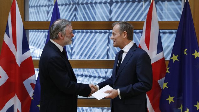 Tim Barrow entrega a Donald Tusk la carta de la primera ministra británica, Theresa May, que inicia oficialmente el proceso de separación entre Inglaterra y la Unión Europea. 