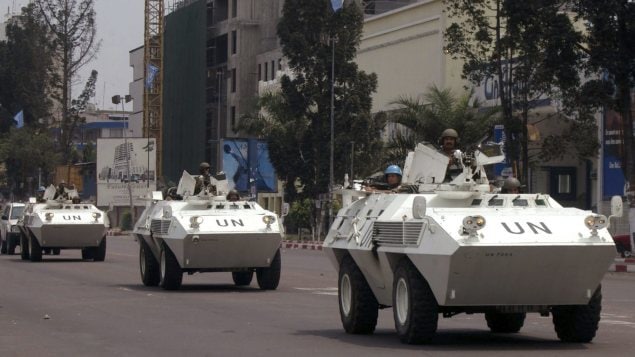 Vehículos blindados de la ONU patrullan las calles de Kinshasa.