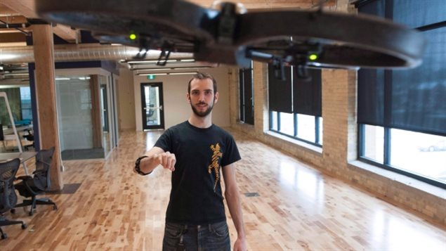 Thalmic Labs 的软件技师在研究无人驾驶飞机软件