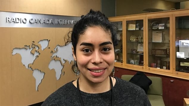 La canadiense Camila Gordillo participa en *La granja de las raíces jóvenes*, o Young Roots Farm.