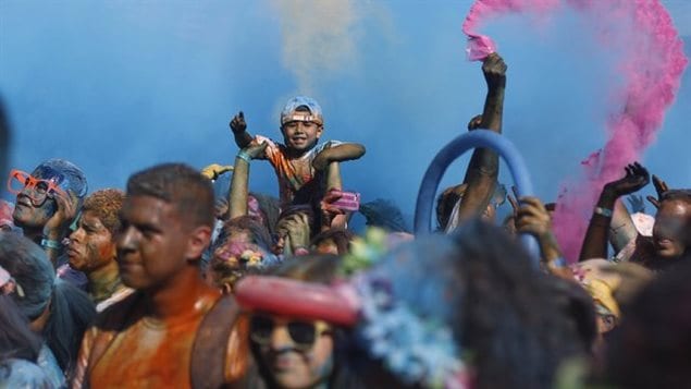Des Honduriens célèbrent avec de la poudre colorée lors d’une course à Tegucigalpa, au Honduras le 30 août 2015. - Photo de Jorge Cabrera / Reuters