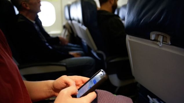 L’interdiction s’appliquerait donc pour le moment à seulement 10 aéroports internationaux desservant les villes du Caire en Égypte; Amman en Jordanie; Koweït au Koweït; Casablanca au Maroc; Doha au Qatar; Riyad et Djeddah en Arabie Saoudite; Istanbul en Turquie; et Abu Dhabi et Dubaï dans les Émirats arabes unis. Un autre fonctionnaire américain a déclaré que l’interdiction affecterait neuf compagnies aériennes au total.