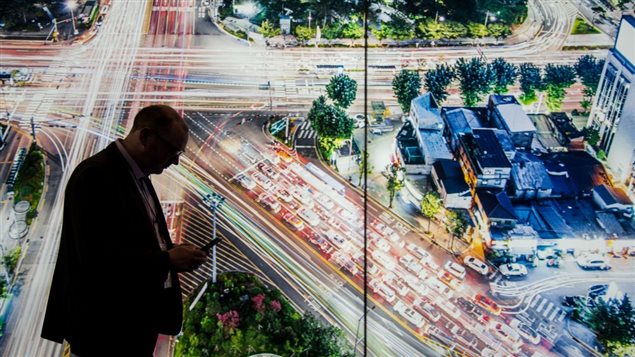 Un homme se sert de son téléphone intelligent