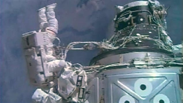 Peggy Whitson trabaja afuera de la Estación Espacial Internacional en noviembre 2007.