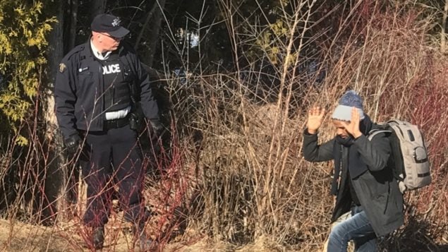 非法越境者举手等待手铐、但心里却是高兴的