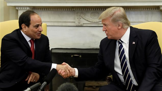 مصافحة بين الرئيس الأميركي دونالد ترامب وضيفه الرئيس المصري عبد الفتاح السيسي اليوم في البيت الأبيض. 