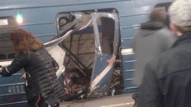 Vagón del metro de San Petersburgo, semidestruido por la explosión. 