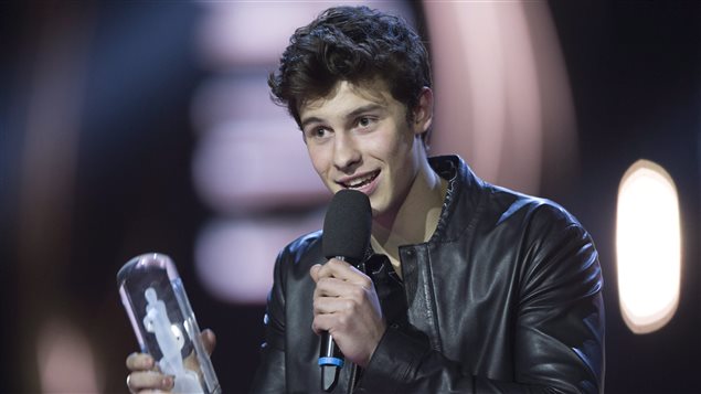 Shawn Mendes accepts the Juno award for Juno Fan Choice at the Juno awards show Sunday April 2, 2017 in Ottawa.