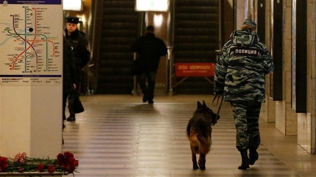 Oficial de policía en la estación de metro Tekhnologicheskiy Institut de San Petersburgo.