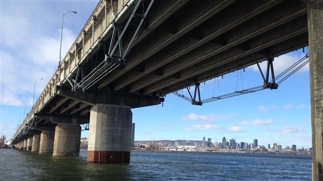 Vue des poutres de béton qui soutiennent le tablier du vieux pont Champlain et à l’arrière-plan le profil saisissant du centre-ville de Montréal.Photo Credit: Radio-Canada/Pascal Robidas