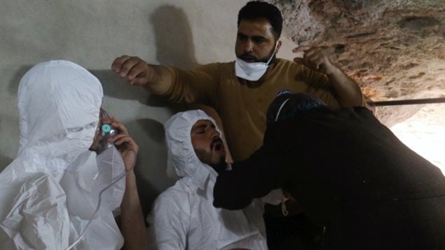Dos hombres son tratados de un ataque con presuntas armas químicas en Siria.