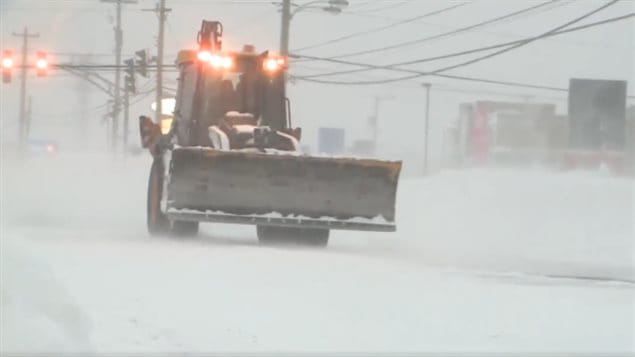 铲雪车在甘德街道上连轴转的除雪
