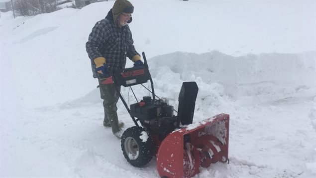 几天内降雪1米多,居民们有铲雪机也发愁