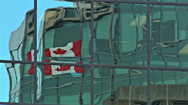 El reflejo de la bandera canadiense en un edificio en Ottawa.