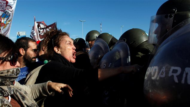 Manifestantes se enfrentan a la gendarmería argentina en Buenos Aires durante la huelga nacional de 24 horas. 
