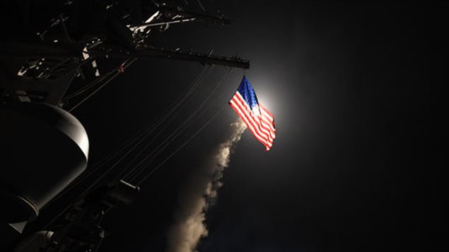 Lanzamiento de un misil Tomahawk contra la base aéra de Shayrat, Siria.