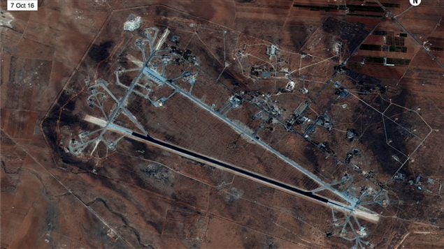 La base aérea siria al-Chaayrate fue el blanco de los misiles estadounidenses. 