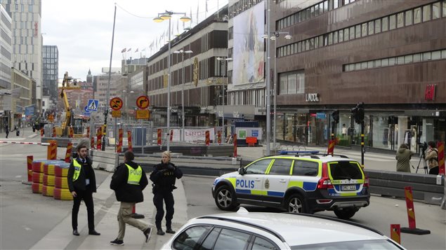 Oficiales de policía suecos vigilan en centro de Estocolmo.