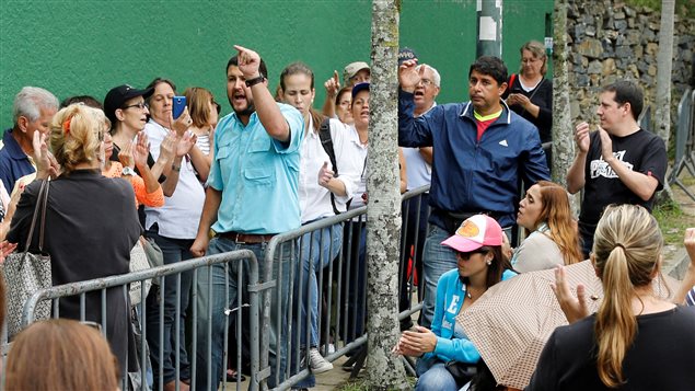Smolansky (de camisa celeste) arengando a votantes en 2016.