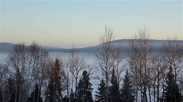 Manawan est sis sur le bord du lac Metabeckeka, recouvert par la neige et la brume mâtinale