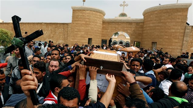 مشهد من مراسم تشييع القتلى الذين سقطوا الأحد الفائت في الهجوم على الكنيسة المرقسية في الإسكندرية في دير مار مينا في المدينة نفسها يوم الاثنين
