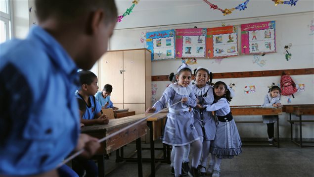 تلاميذ مدرسة تابعة للأمم المتحدة في مدينة خان يونس في جنوب قطاع غزة يلعبون في أول يوم من العام الدراسي الحالي.