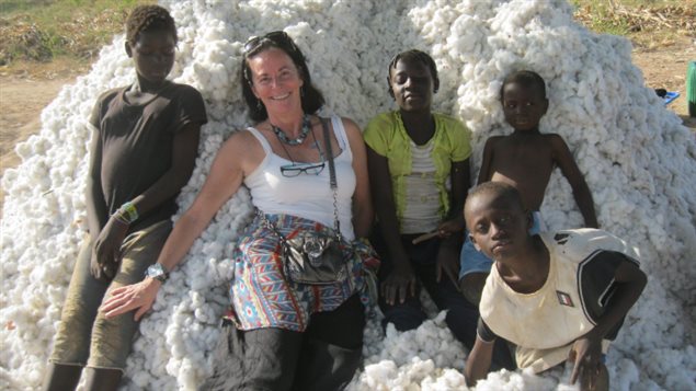 Danielle Tremblay se repose un moment sur un monticule de coton lors de sa mission au Burkina Faso.