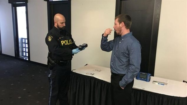 警方在试验使用几种路边毒品检测包