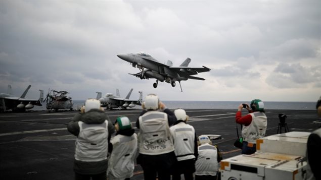Un avión de combate estadounidense F18 aterriza en la cubierta del portaaviones estadounidense USS Carl Vinson durante un ejercicio militar conjunto anual entre Corea del Sur y Estados Unidos, en el Mar del Este, Corea del Sur. 