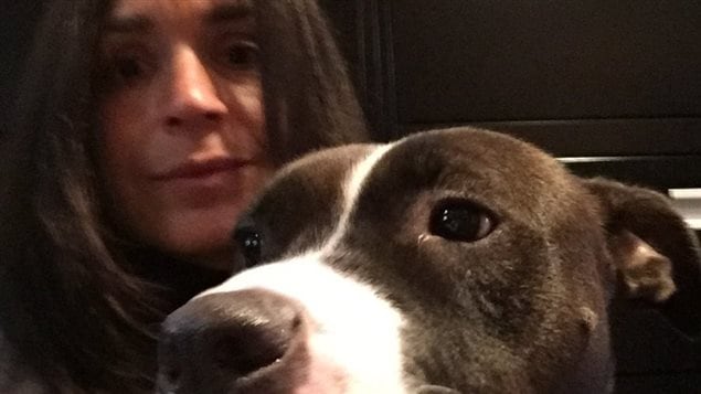 Tanya das Neves y su perro Mavis