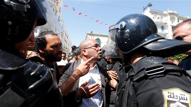 مواجهة بين طلاب الحقوق وشرطة مكافحة الشغب خلال التظاهرة الطلابية اليوم في تونس العاصمة.