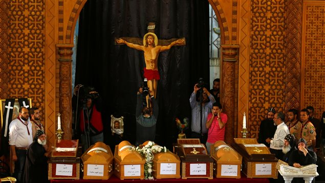 مشهد من مراسم تشييع ضحايا هجوم أحد الشعانين على الكنيسة المرقسية في الإسكندرية في دير مار مينا في المدينة نفسها يوم الاثنين الفائت. 