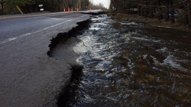 Une partie de la route 341, également connue sous le nom du Boulevard Pontbriand à Rawdon, est fermée après une inondation qui a provoqué l’effondrement de la route. (Jay Turnbull / CBC)