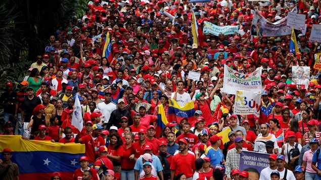 Partidarios del presidente Nicolás Maduro participan en una contra manifestación este 19 de abril 2017.
