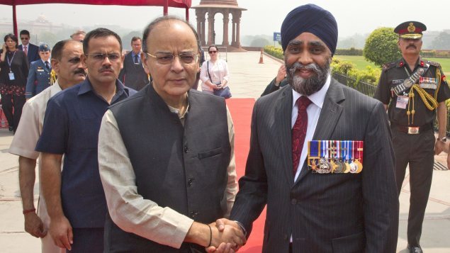 وزير الدفاع الكندي (يمين الصورة) مع نظيره الهندي