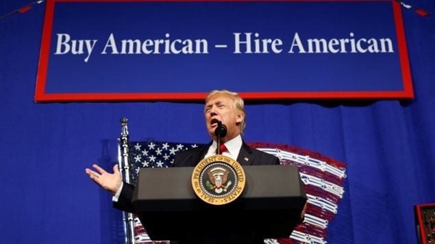 Parlant dans une usine de Kenosha au Wisconsin, Donald Trump a déclaré qu’il envisageait de signer un ordre exécutif qui exhorterait les entreprises américaines à faire une chose: « Achetez des États-Unis et embauchés en Amérique ». 