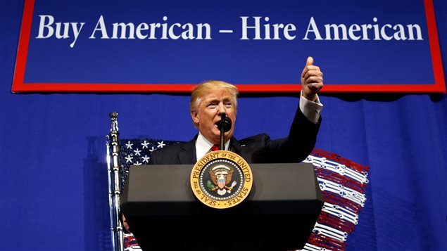 Le président des États-Unis, Donald Trump, prononcait hier (18 avril 2017) un discours au siège social du fabricant d’outils Snap-On, au Wisconsin, avant de signer le décret « Acheter américain, embaucher américain ».