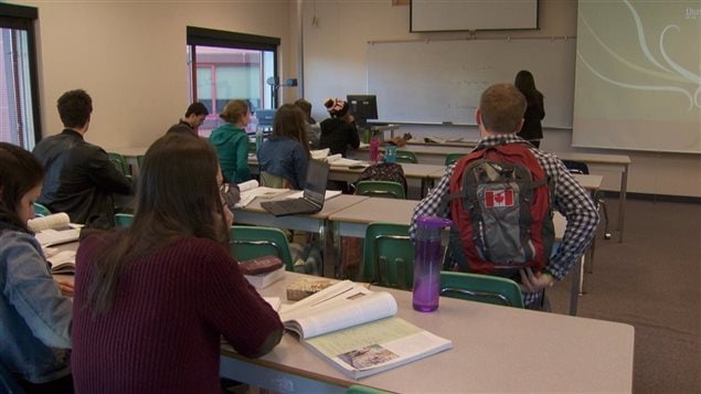 Des élèves du CSF dans une classe.
