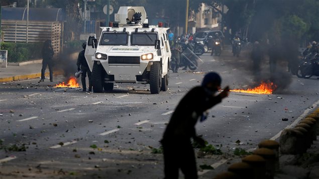 Enfrentamientos entre la policía y manifestantes durante *la madre de todas las manifestaciones* este miércoles 19 de abril 2017 en Caracas, Venezuela.