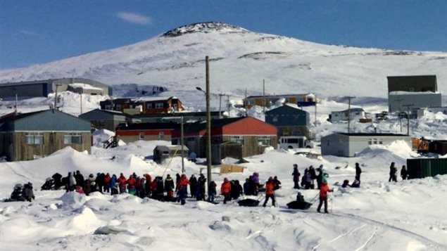 Escena de la partida de una de las travesías de los jóvenes caribúes en Nunavik, Quebec.