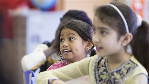 Deux jeunes filles, élèves dans une classe d’accueil