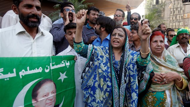 Partidarios del primer ministro Nawaz Sharif siguen los trabajos de la Corte Suprema de Pakistán, el 20 de abril 2017.