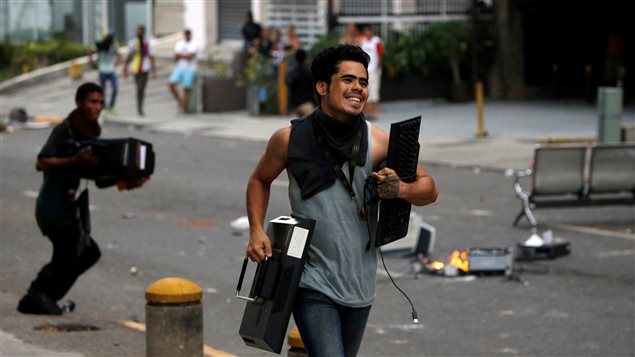 Manifestantes saquearon comercios y oficinas durante la *madre de todas las manifestaciones* del miércoles 19 de abril 2017, en Caracas.
