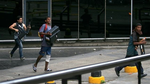 Manifestantes saquean oficinas durante las manifestaciones del 19 de abril 2017 en Caracas.