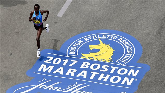 Edna Kiplagat de Kenya, fue la ganadora del Maratón de Boston 2017 con un tiempo de 2:21:52