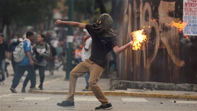 Manifestante lanza un coctel Molotov durante los enfrentamientos con las fuerzas del orden el 20 de abril 2017.