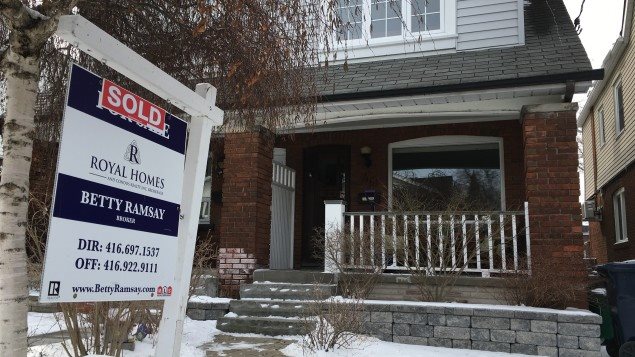 Symbole de la flambée des prix à Toronto : cette petite maison jumelée de l’est de la ville s’est vendue 1,1 million de dollars plus tôt ce mois-ci. Photo : Radio-Canada/Michel Bolduc